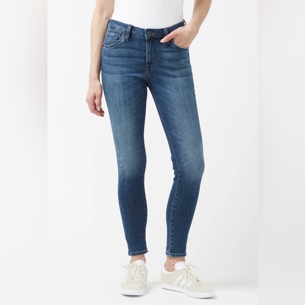 Gap Dark blue skinny jeans with a comfortable fit.‎
